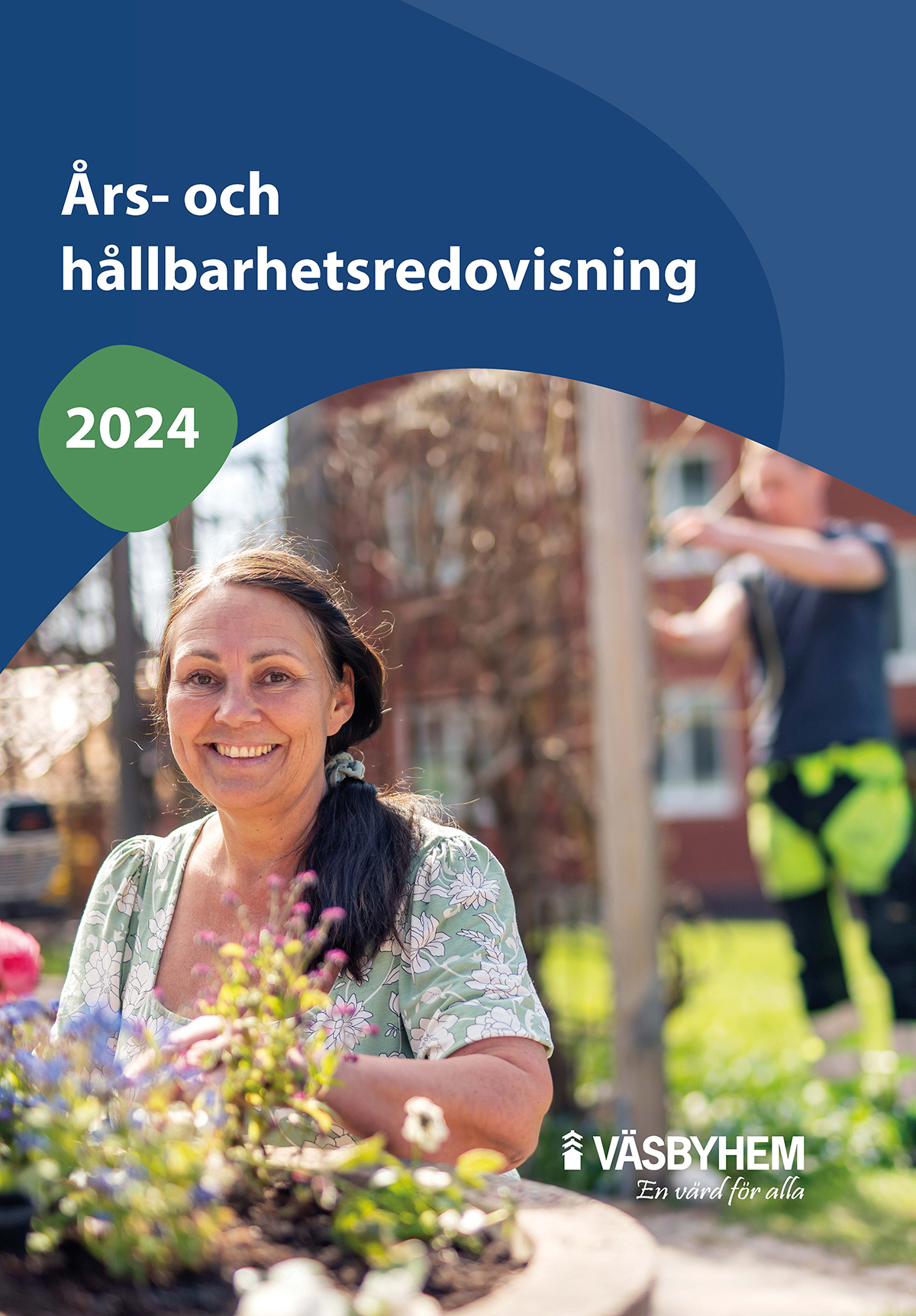 Leende kvinna i utomhusmiljö med blommor i förgrunden.