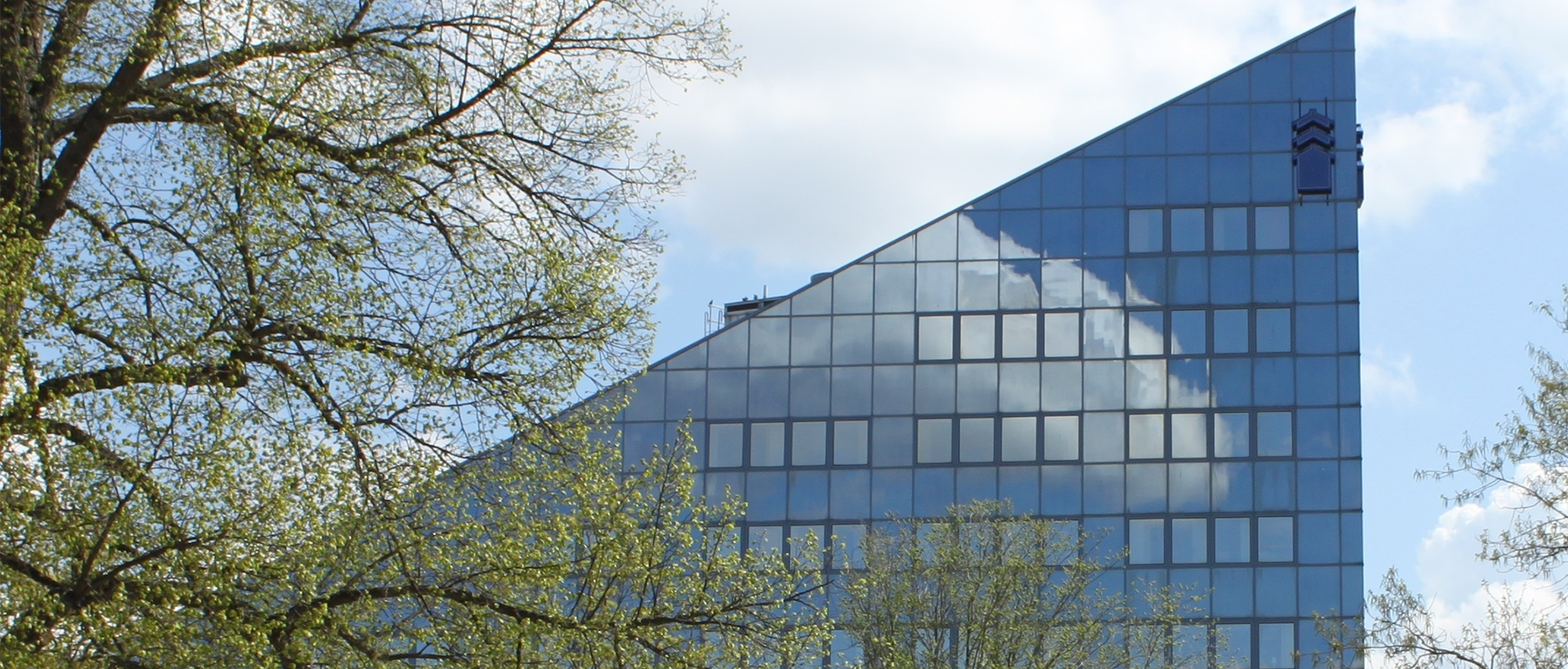 Bild på glasbyggnad i pyramidform.