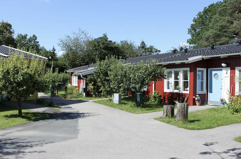 Falurött enplanshus i ett radhusområe. 