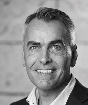 Profilbild på man med vit skjorta och kavaj