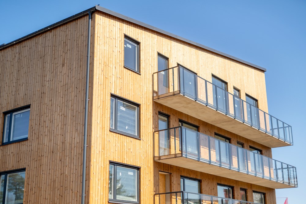 Flerbostadshus med träfasad.