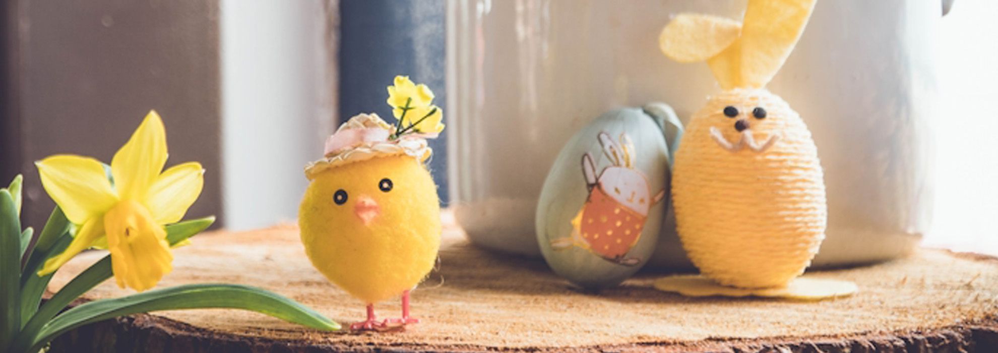 Kycklingar, påskägg och påsklilja.