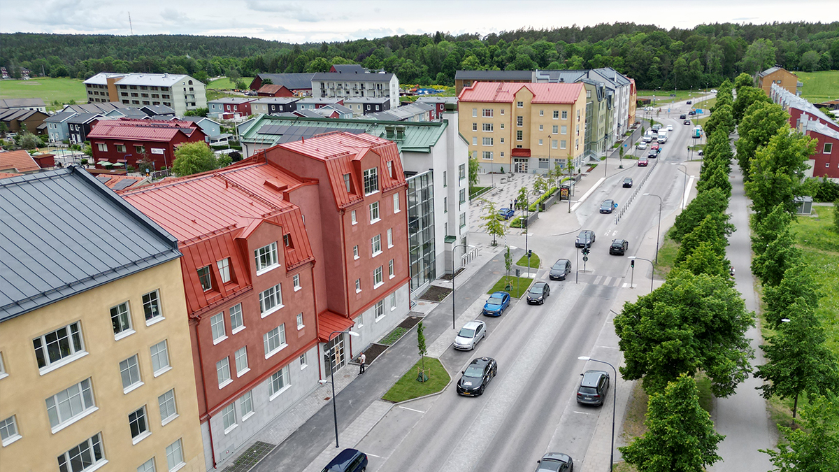 Flygvy över hus bredvid en gata.