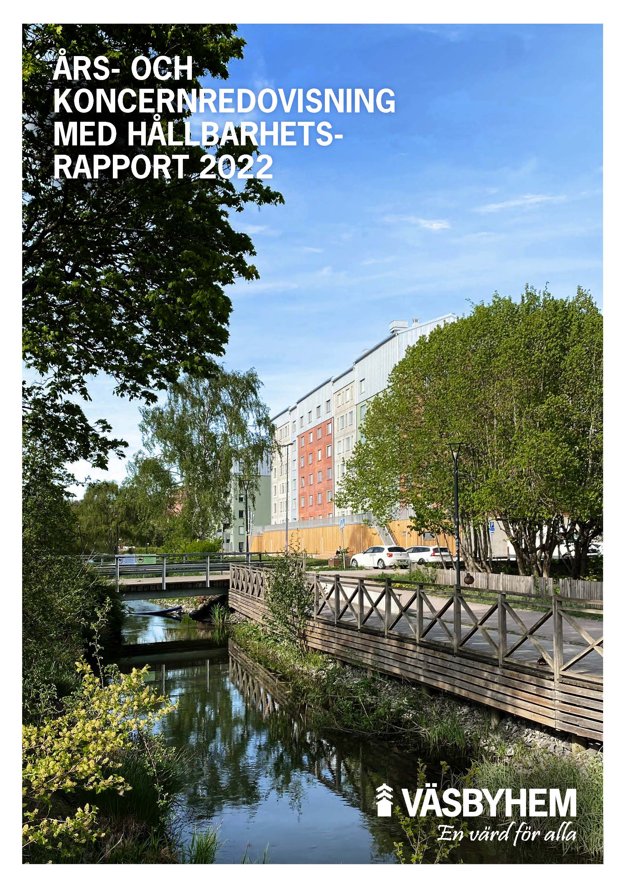 Framsida av års- och koncernredovisning med hållbarhetsrapport 2022. Flerbostadshus i färgerna grönt, grått och terrakotta i bakgrunden med en å, grönska och en bro i förgrunden