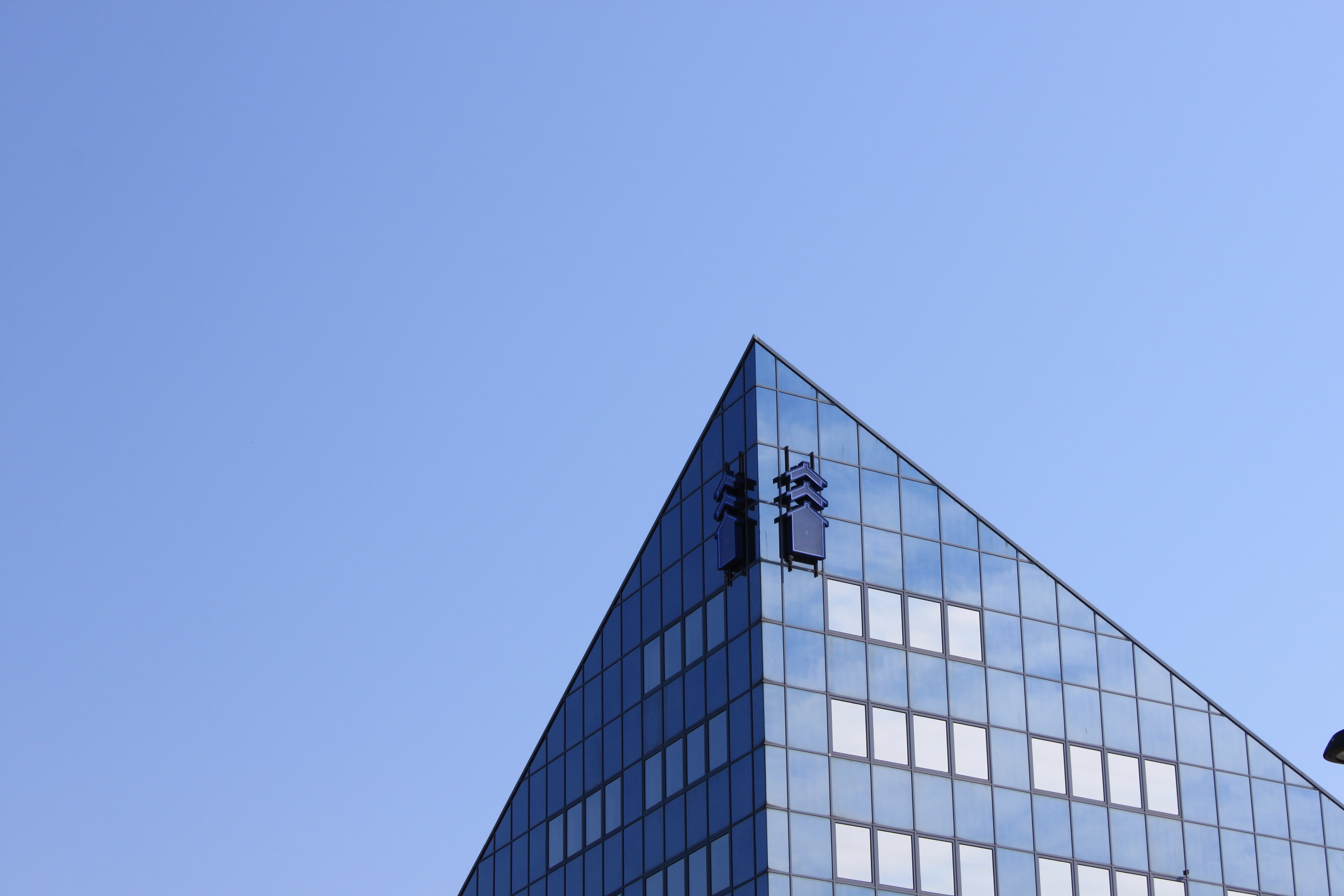 toppen på en blå spetsig byggnad mot en blå himmel