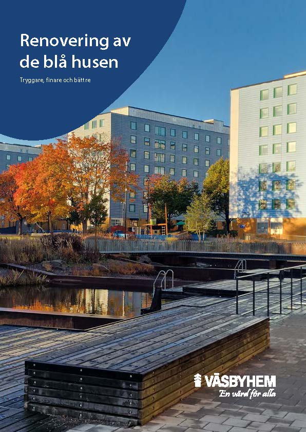 Framsida broschyr stora blå flerbostadshus med en lekplats, vattendamm, bryggor och träd med orange löv i förgrunden.